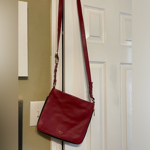 Fossil red expandable leather crossbody. - Picture 5 of 5